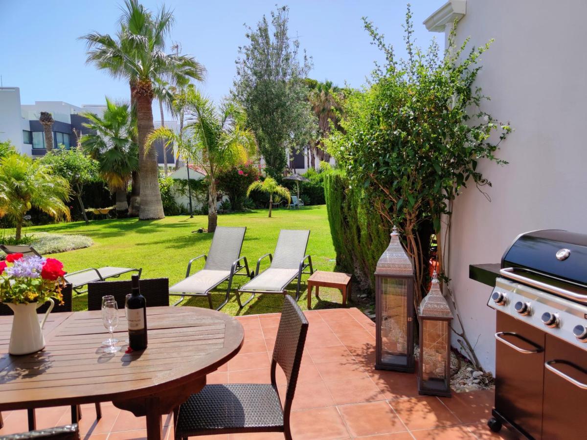 Spacious Beachfront Town House In Estepona With Fully Equipped Kitchen, Pools, Garden, Sea View Exterior foto