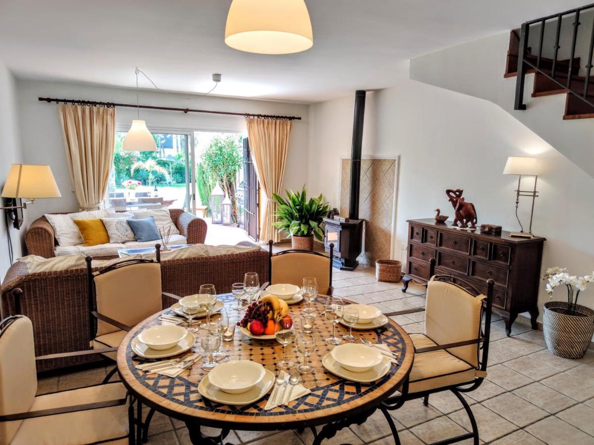 Spacious Beachfront Town House In Estepona With Fully Equipped Kitchen, Pools, Garden, Sea View Exterior foto