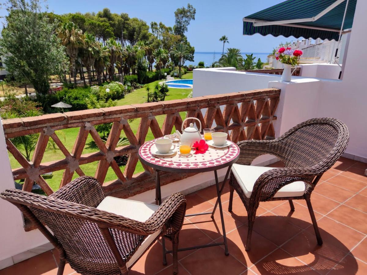 Spacious Beachfront Town House In Estepona With Fully Equipped Kitchen, Pools, Garden, Sea View Exterior foto