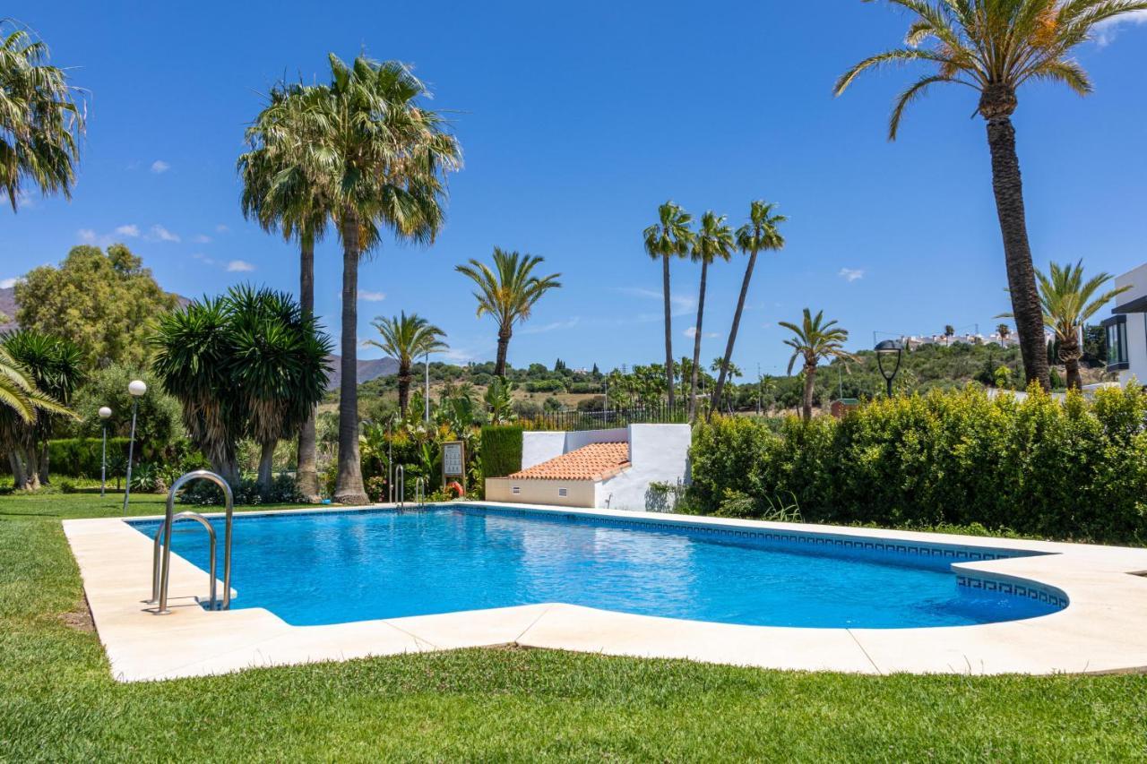 Spacious Beachfront Town House In Estepona With Fully Equipped Kitchen, Pools, Garden, Sea View Exterior foto