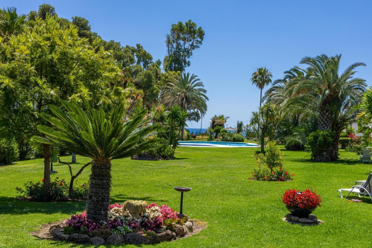 Spacious Beachfront Town House In Estepona With Fully Equipped Kitchen, Pools, Garden, Sea View Exterior foto