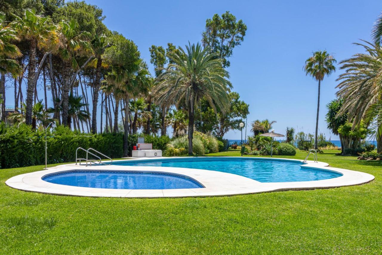 Spacious Beachfront Town House In Estepona With Fully Equipped Kitchen, Pools, Garden, Sea View Exterior foto